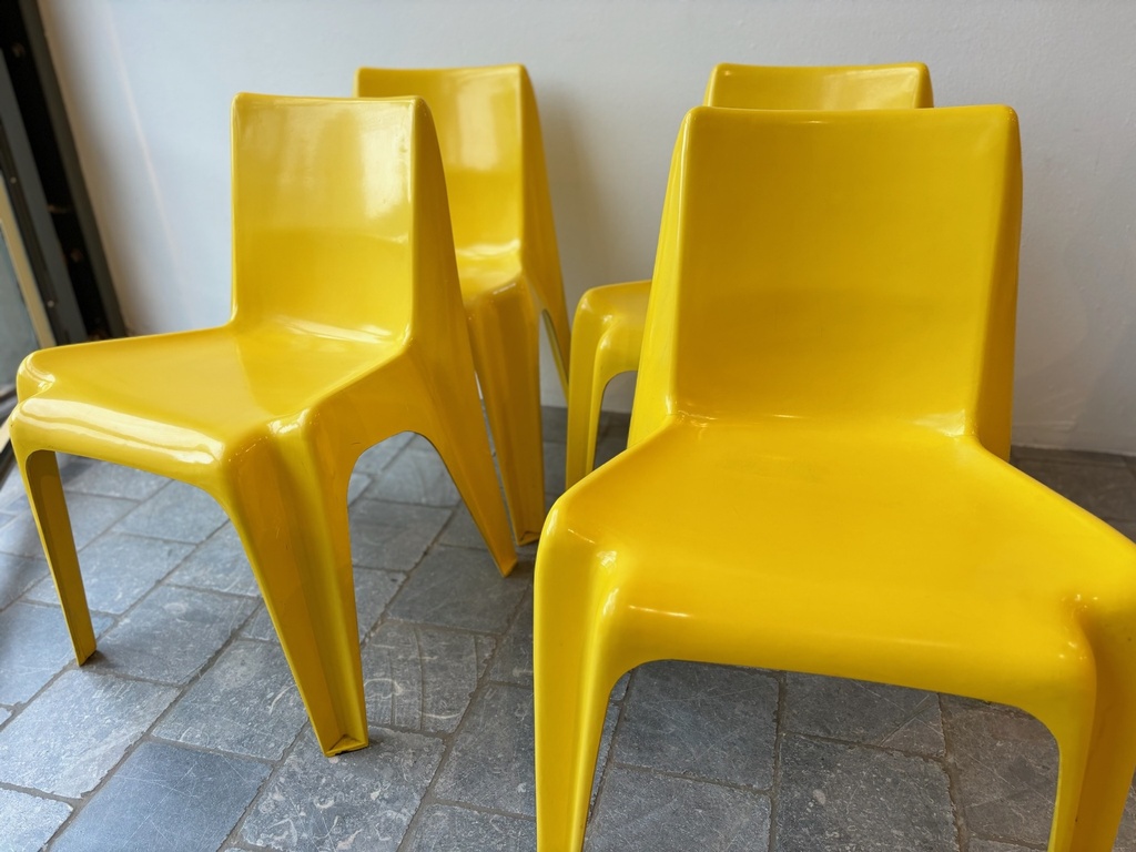 4 chaises jaune signées